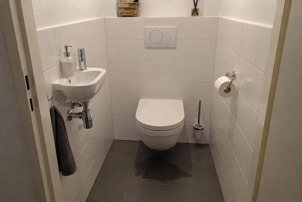 Lekdetectie Alphen aan den Rijn – natte vloer bij een toilet