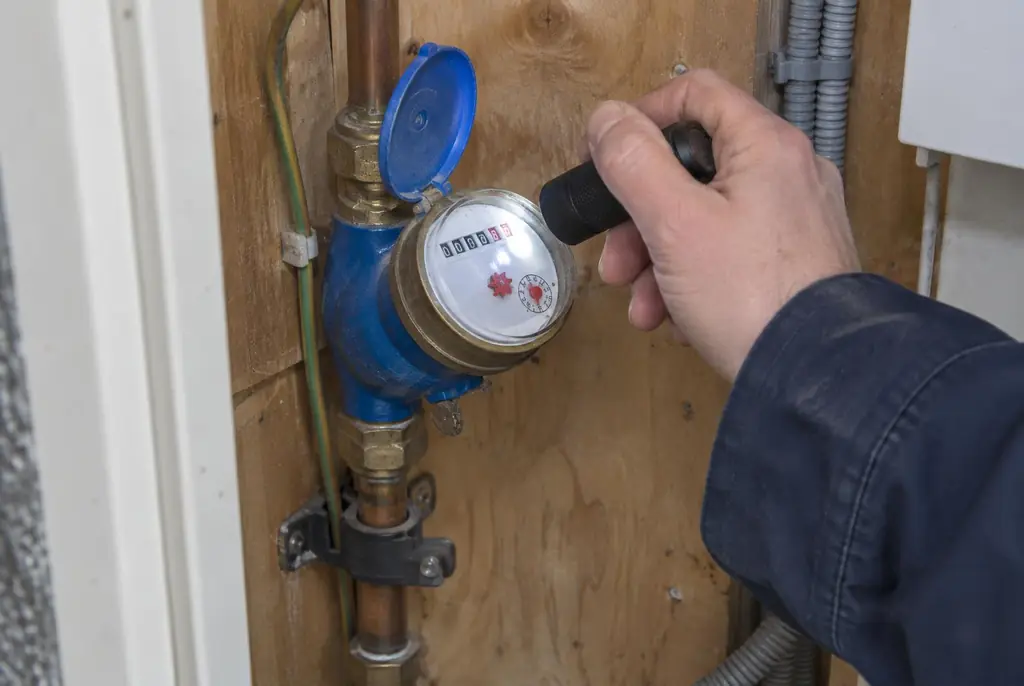 Lekdetectie Alphen aan den Rijn – watermeter in de meterkast controleren met een zaklamp